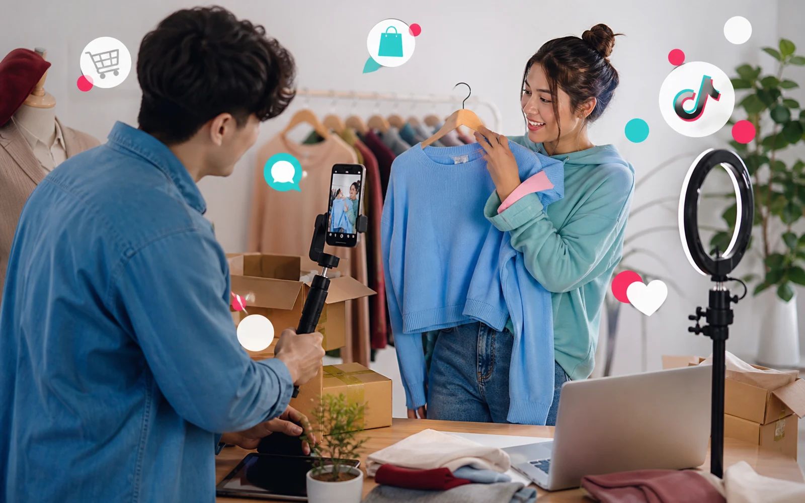 Creadores de contenido usando TikTok para ecommerce con elementos visuales de social commerce y UGC